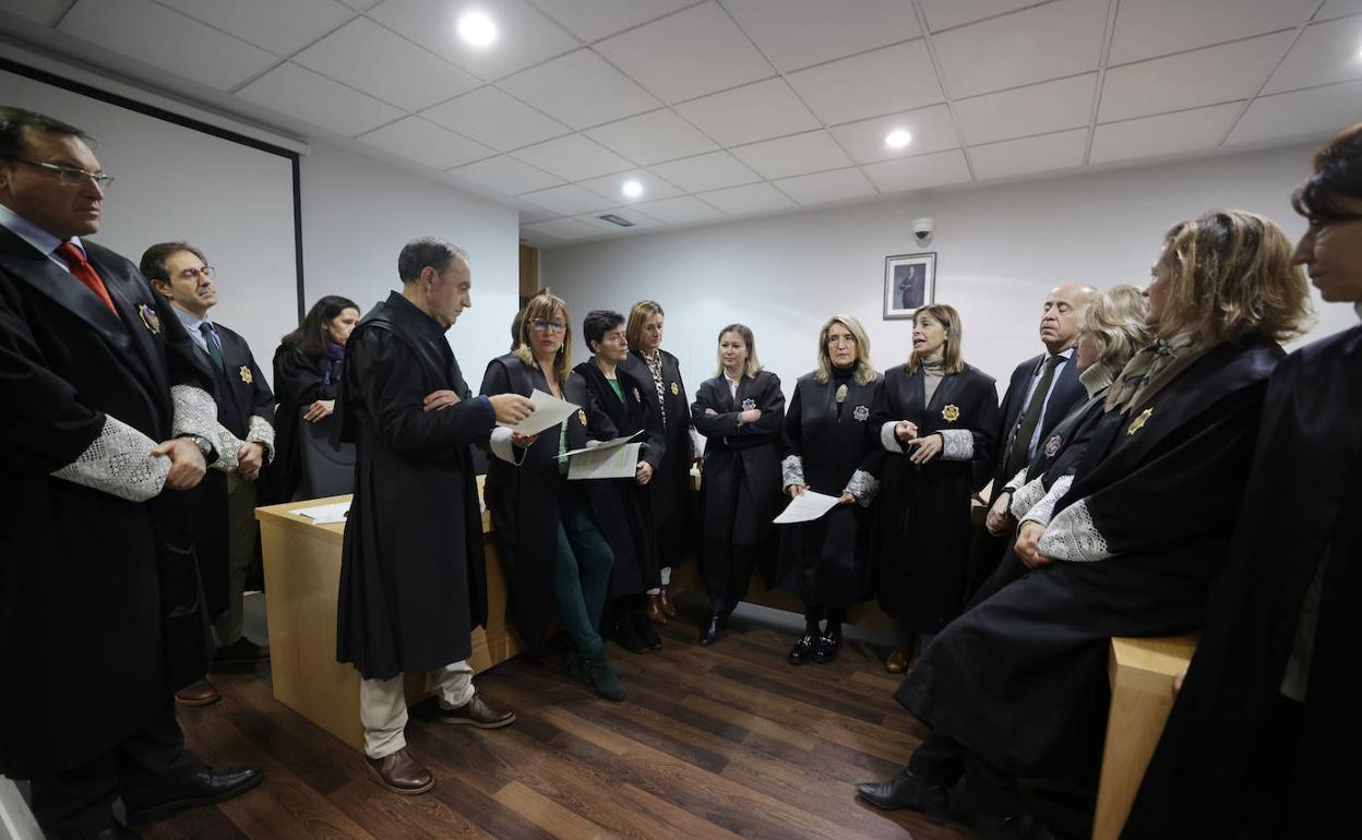 Un momento de la asamblea de letrados de la Administración de Justicia en los juzgados de Nicolás Salmerón en Valladolid.