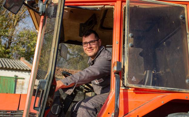 José Antonio Marcial, en el tractor. 