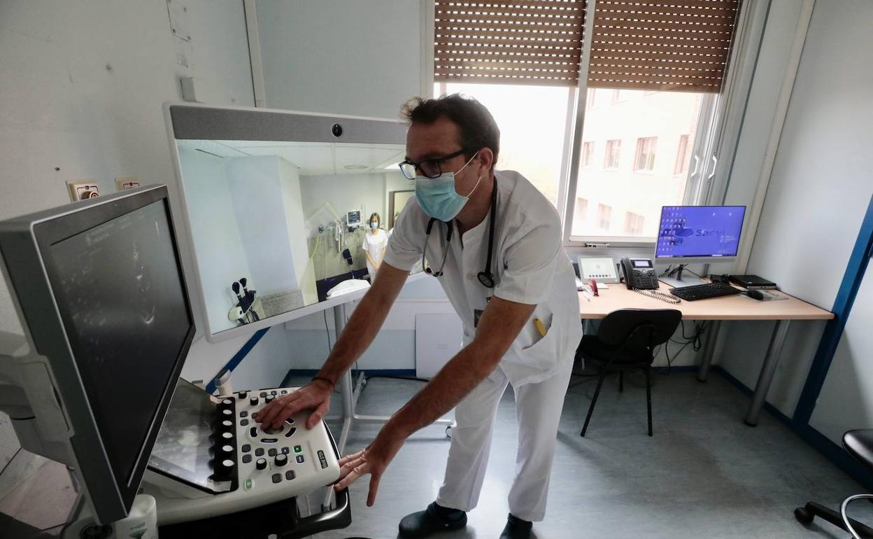 El doctor Juan Francisco Arenillas,director de la Unidad de Ictus del Hospital Clínico de Valladolid, en una sesión de interconsulta con otras provincias. 