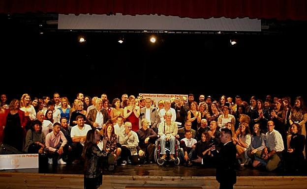 Foto de familia de todos los fotógrafos y modelos que han posado para el calendario. 