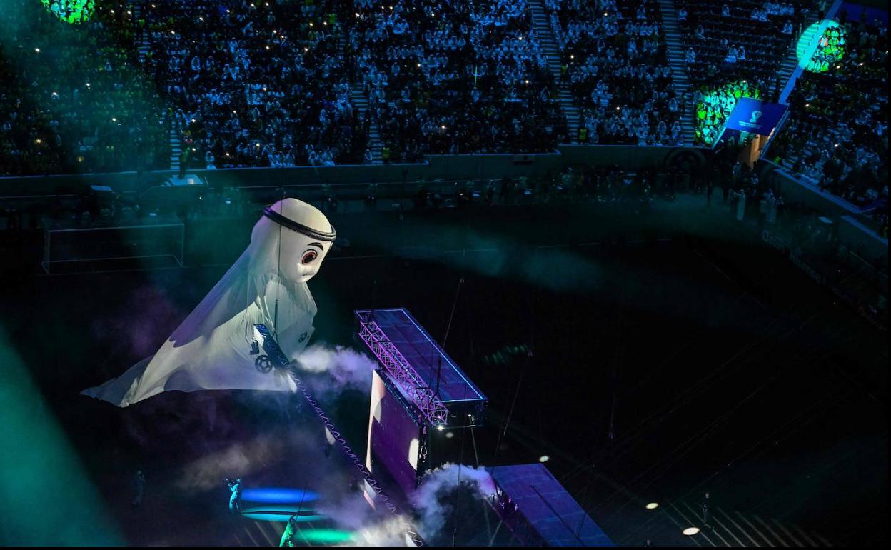 La mascota del Mundial de Qatar durente la inauguración.