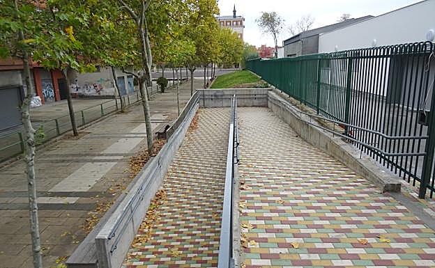 Rampa de acceso a la escuela infantil por la calle Seminario. 