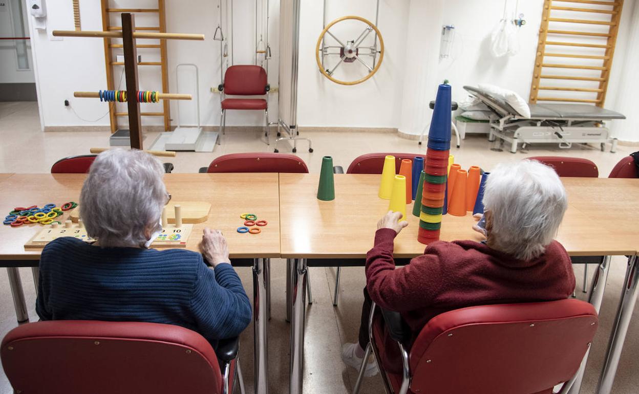 Teresa y Blasa, pacientes del Hospital de Día de Geriatría de Segovia, realizan unas terapias diseñadas para sus tratamientos respectivos. 