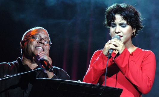 El cantautor cubano cantando con su hija Aydeé Milanés.