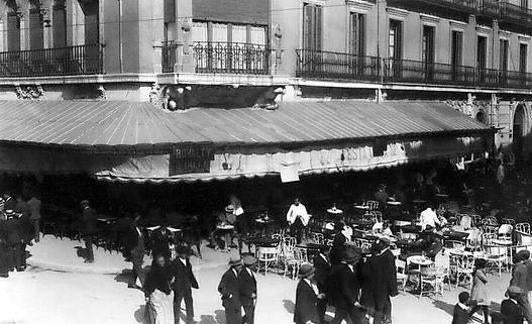 Café Royalty, el primer inquilino del edificio esquinazo de Santiago con Moyano. 