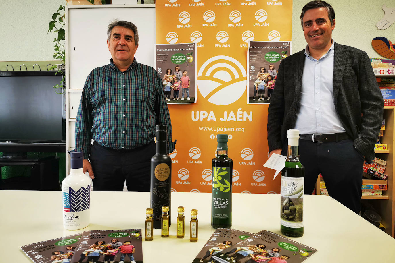 El secretario de UPA Palencia, Blas Donis, con el líder de UPA Andalucía, Cristóbal Cano, ayer en el colegio Padre Claret de Palencia. 