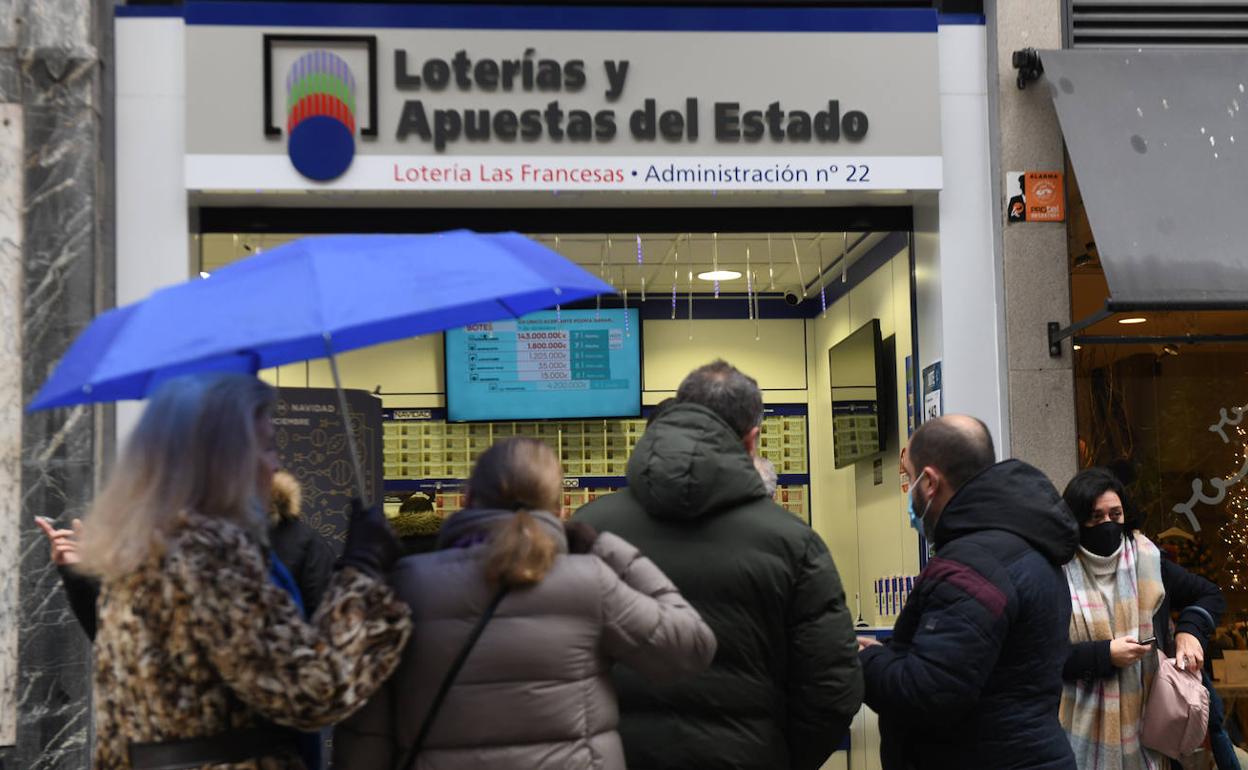 Cola para comprar Lotería en la administración nº22 de Valladolid.