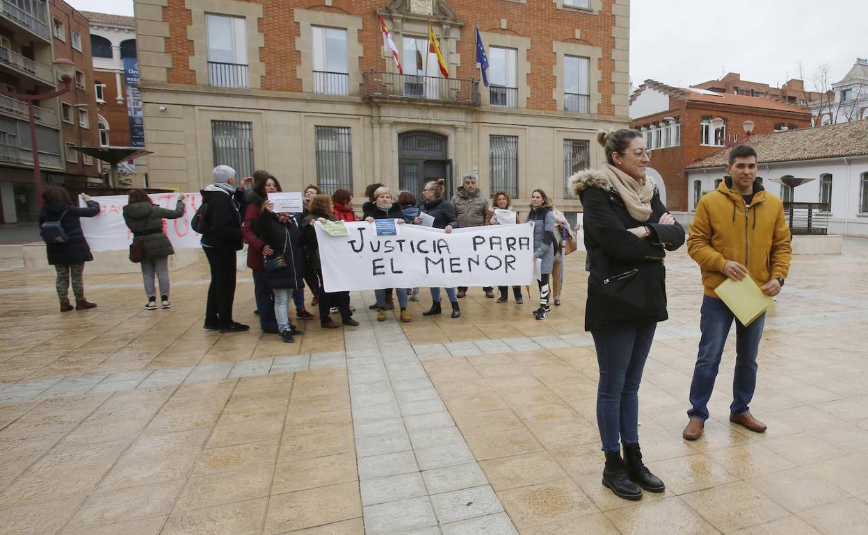 Concentración de apoyo a Laura Molinilla, este martes en la plaza de los Juzgados. 