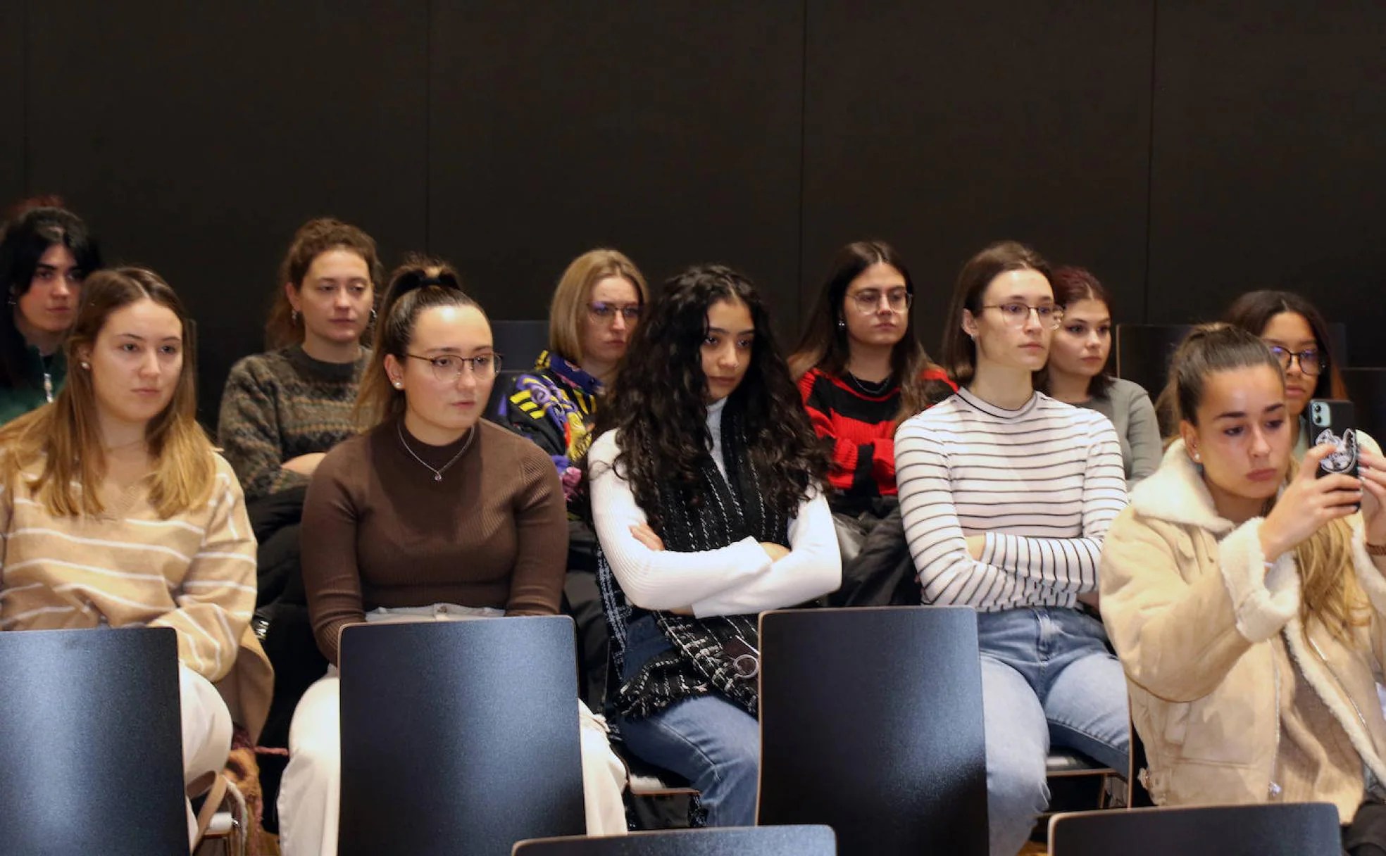 Alumnas universitarias asistentes a una de las conferencias de las jornadas 'ComMujeres' en la UVA.