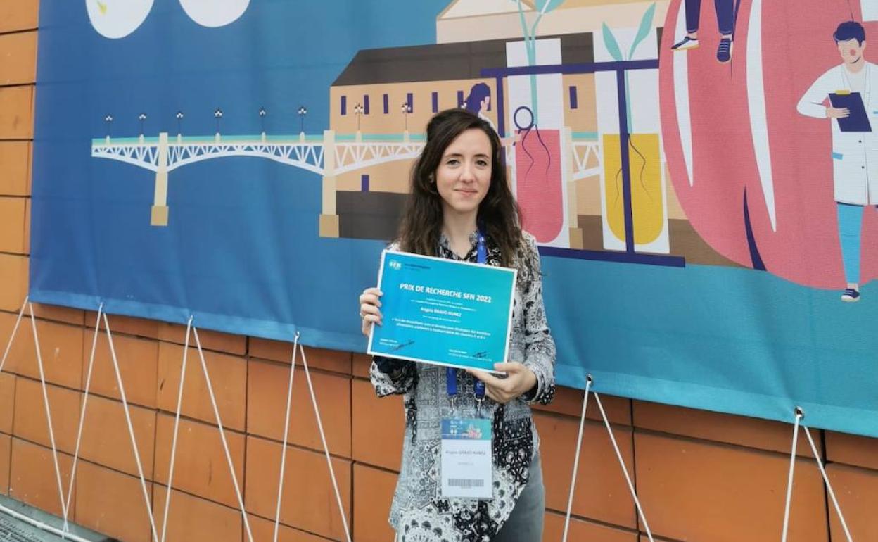 La investigadora Ángela Bravo, con el diploma de su galardón. 