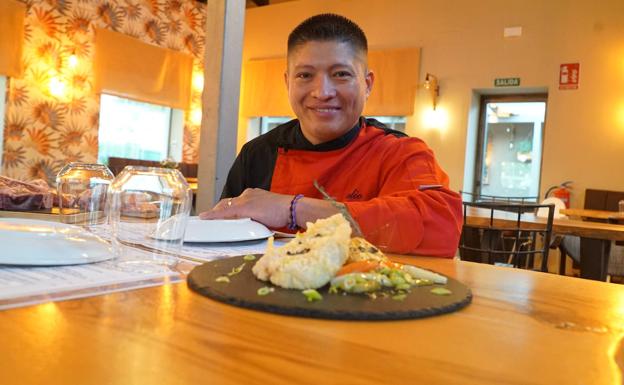 Julio Macías muestra su Lomo de corvina en mariposa y en tempura. 