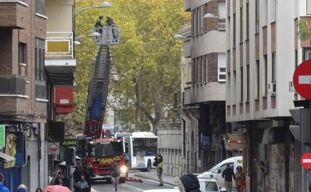 Intervención con la escala en un ático de la calle López Gómez 