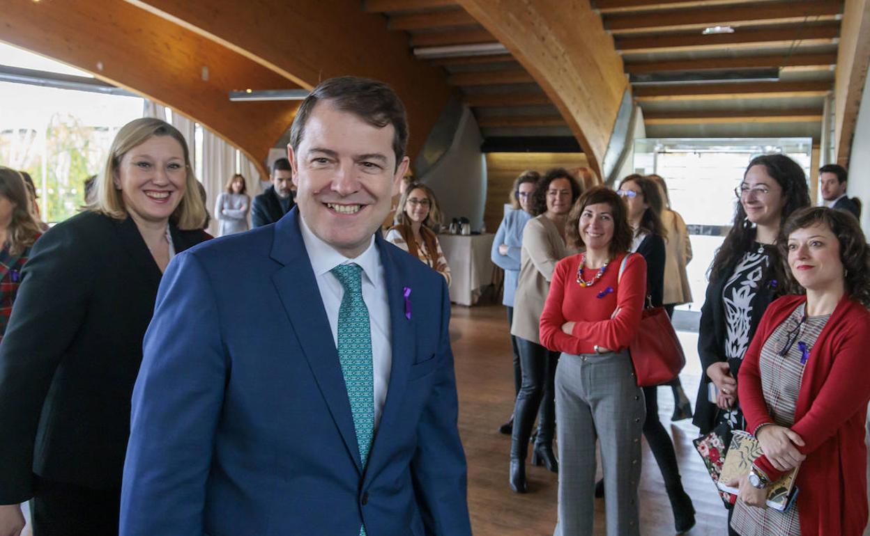 Alfonso Fernández Mañueco y la consejera Isabel Blanco, a su llegada a la reunión del Observatorio de la Comunidad de Castilla y León sobre violencia de género.