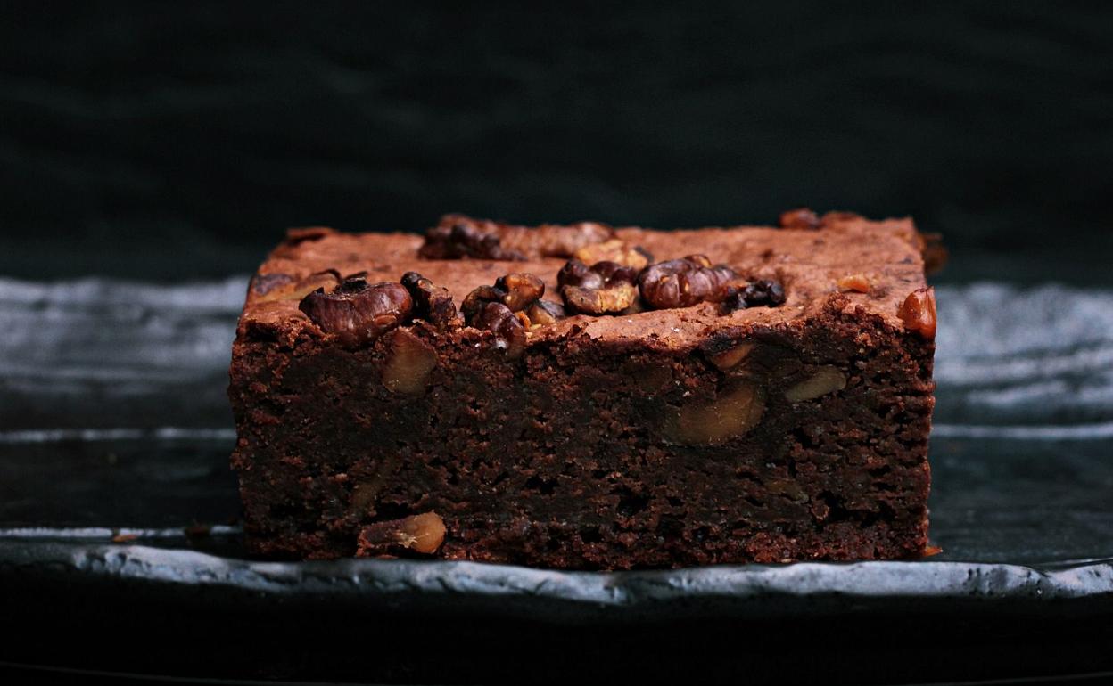 La receta del día: Brownie con crema de chocolate y avellanas