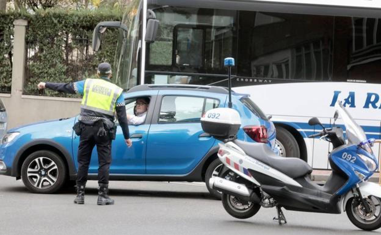 Policía local restringiendo el tráfico en Valladolid.