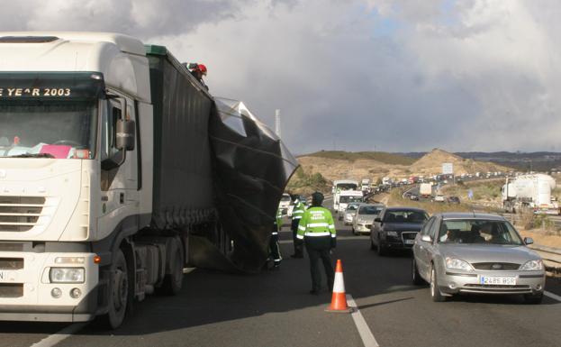 Cuatro consejos de la DGT para conducir con viento fuerte