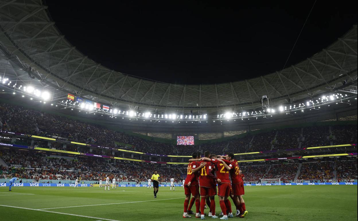 Jugadores de ala selección de España celebran este miércoles su victoria en el imponante estadio de Lusail (Qatar).