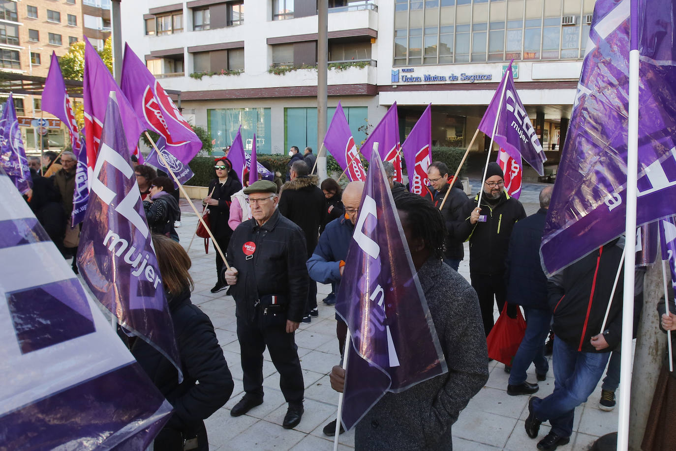 Sindicatos e instituciones salen a la calle para clamar contra la lacra de la violencia de género