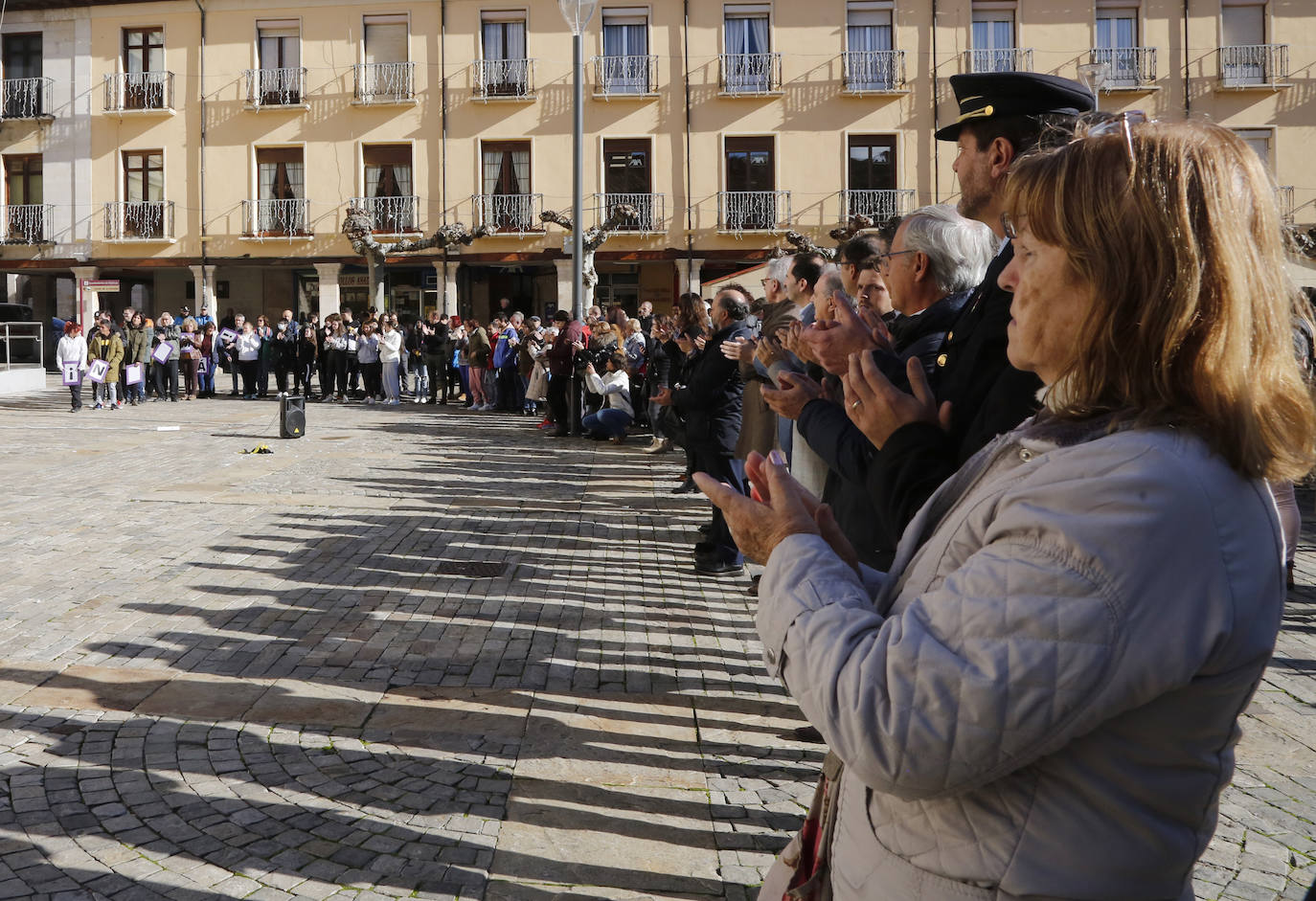 Sindicatos e instituciones salen a la calle para clamar contra la lacra de la violencia de género