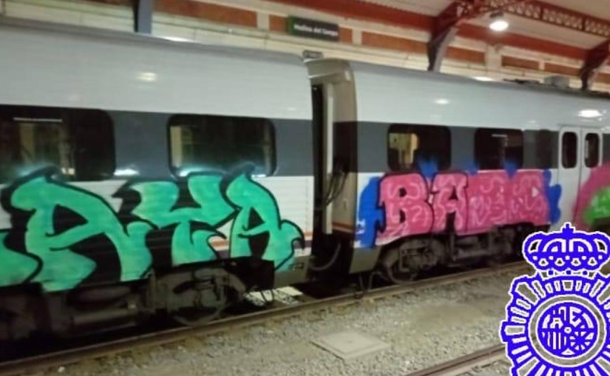 Vagones pintarrajeados en la estación de trenes Campo Grande. 