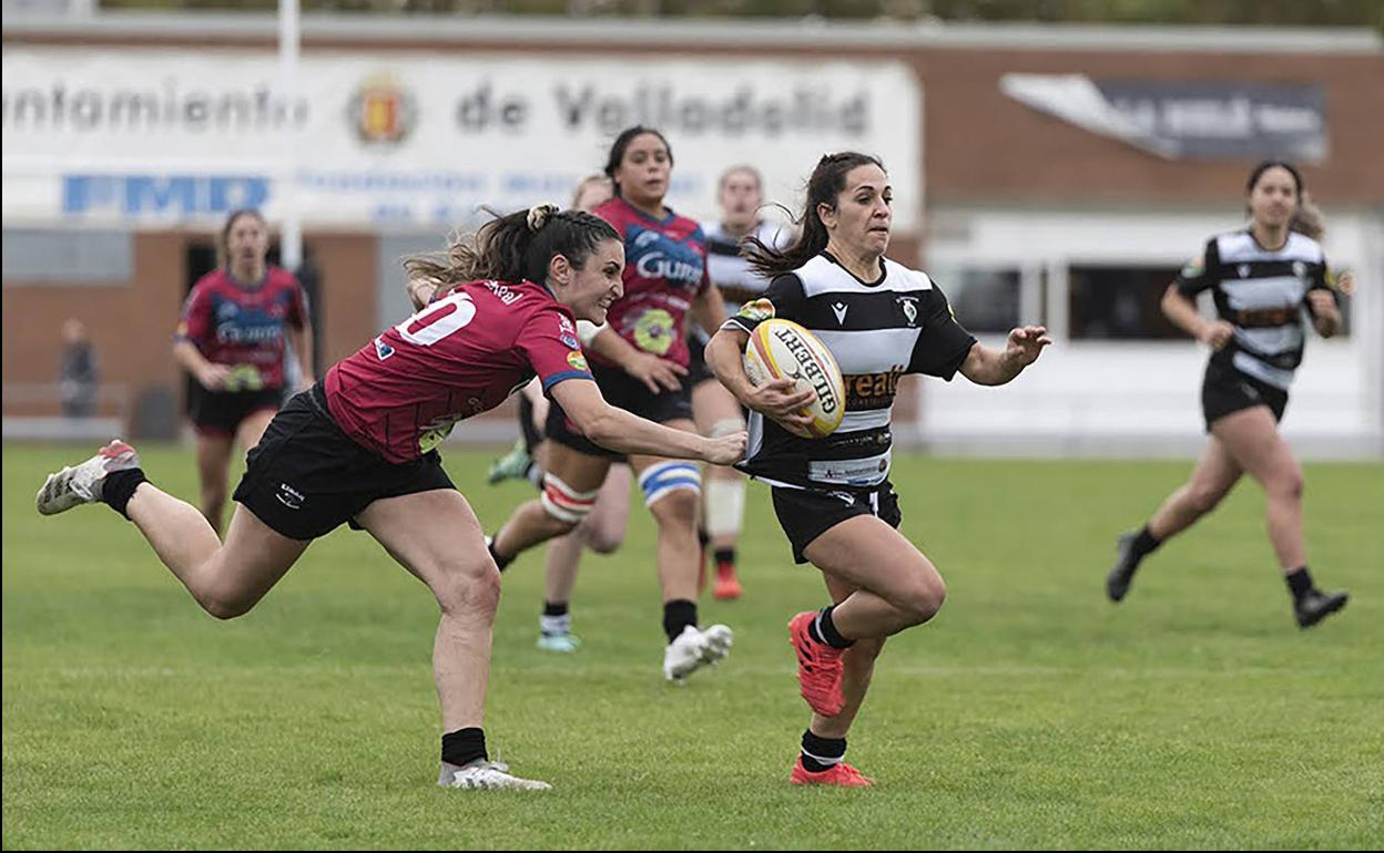 Carmen Fernández de escapa de una rival en un anterior encuentro.