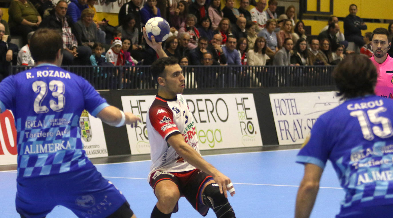 Victoria del Balonmano Nava ante Oviedo. 