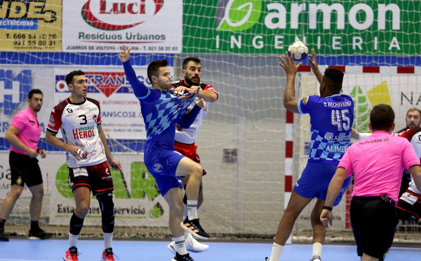 Victoria del Balonmano Nava ante Oviedo. 