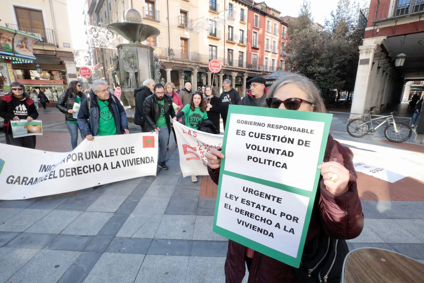 Representantes de Stop Desahucios, en Fuente Dorada.