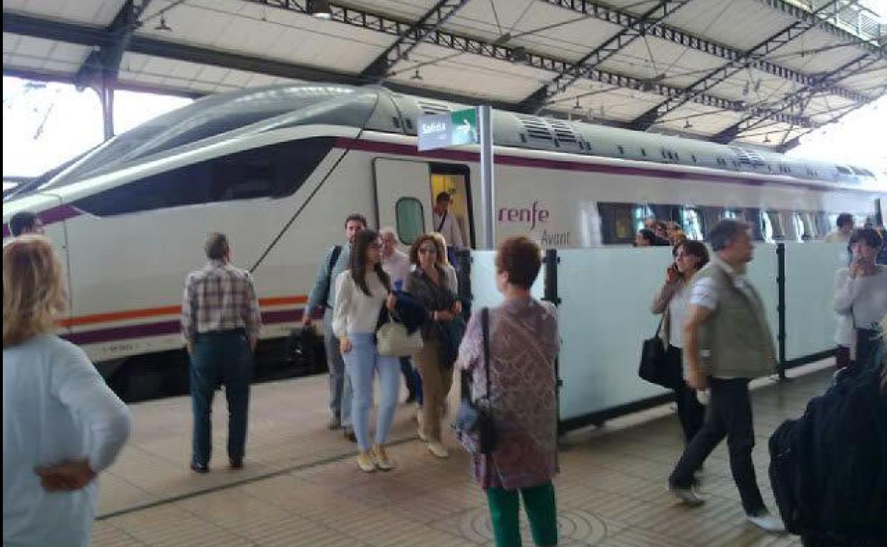 Pasajeros de un Avant en la estación de Valladolid.