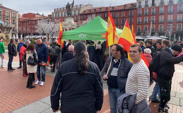 Una parte de los asistentes a la concentración convocada por Vox en la Plaza Mayor de Valladolid