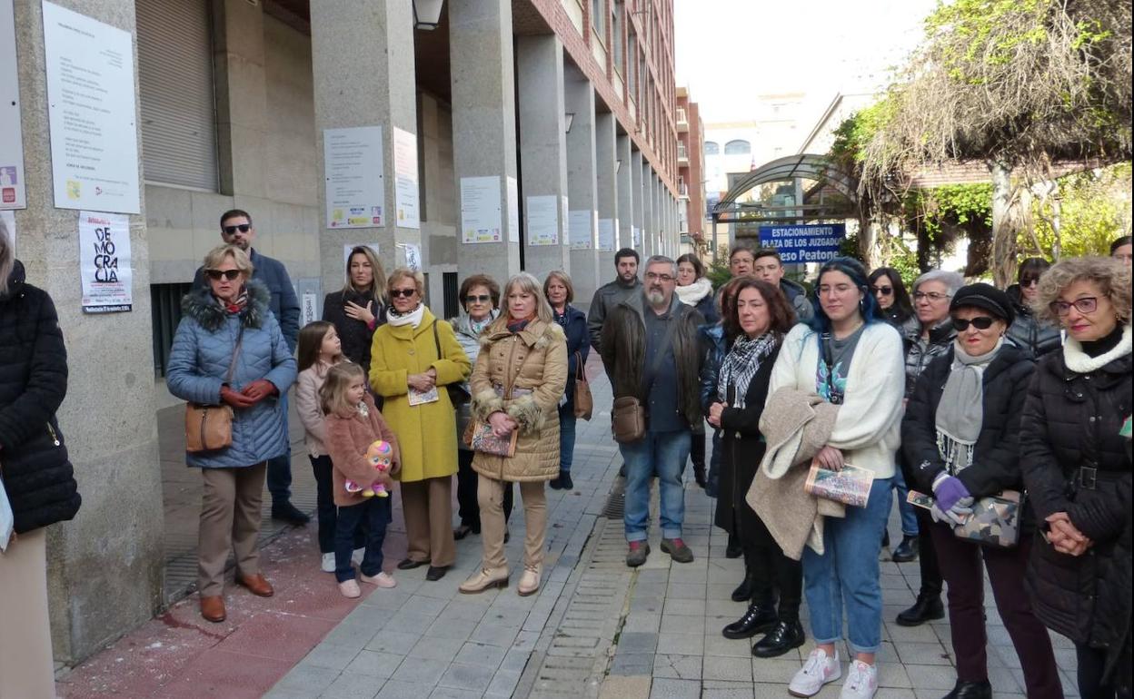 Asistentes al acto, en la Plaza de los Juzgados. 