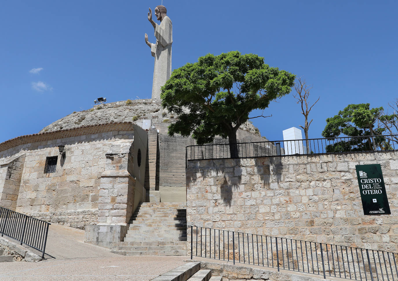 Escultura del Cristo, sobre el cerro del Otero.