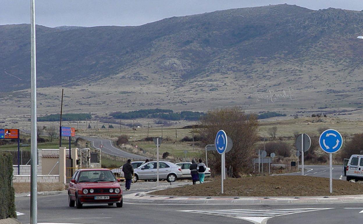 Carretera que une San Cristóbal de Segovia y Trescasas.