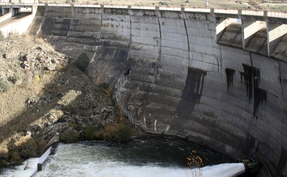 Aliviaderos del Pontón Alto, abiertos para permitir la salida de agua.