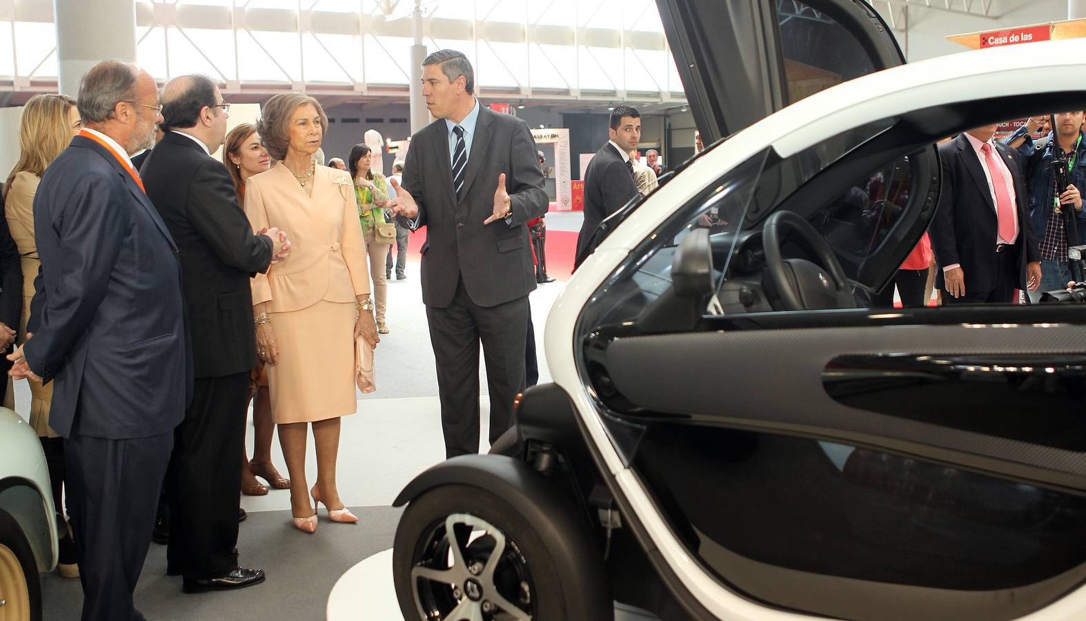 24.05.12 El presidente de Renault España, José Vicente de los Mozos muestra el Twizy a la Reina Sofía en presencia del alcalde y del presidente de la Junta, en la inauguración de la Feria Internacional de Arte y Restauración del Patrimonio (AR&PA).