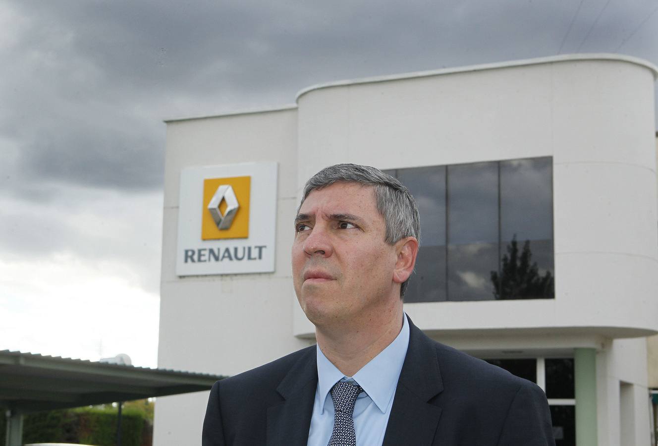 09.10.12 El presidente director de Renault España, en la puerta de las Direcciones Centrales de Renault, en Valladolid.