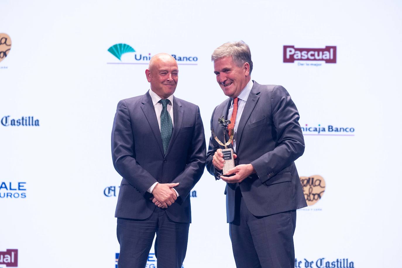 Fernando Ríos, de Unicaja Banco, entrega el premio a Alfonso Jiménez de Cascajares.