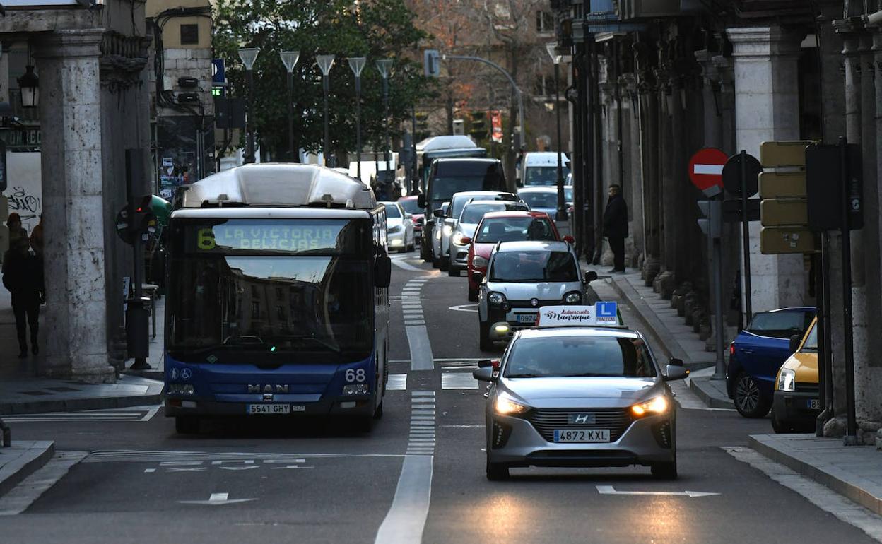 Autobuses y coches circulan por Cebadería hacia Fuente Dorada.