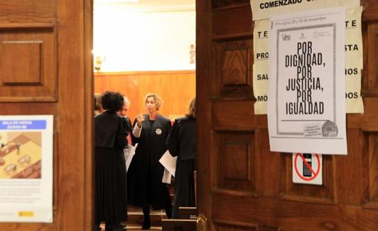 Letrados esperan a la lectura del manifiesto en la Sala de Vistas. 