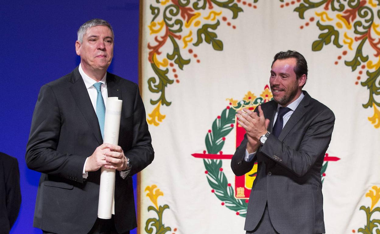 El alcalde de Valladolid entrega en 2019 la Medalla de Oro de Valladolid a José Vicente de los Mozos.