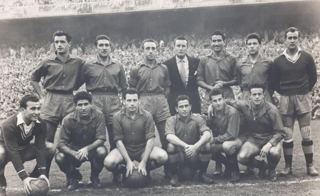 Formación del Real Valladolid, con uniforme rojo aquella tarde, que jugó, y ganó, al Real Madrid el 29 de noviembre de 1953: De pie, Morro, Lolo, Losco, Luis Miró (entrenador), Lesmes II, Domingo y Saso (portero); agachados, Benegas, Matito, Ortega, Lasala, Ducasse y Valdés.