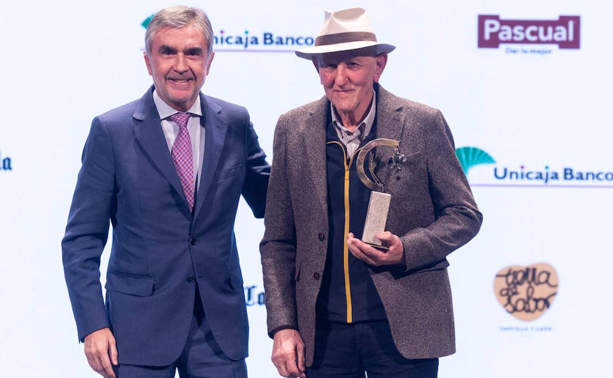 El presidente del consejo de administración de El Norte de Castilla, Iñaki Arechabaleta, entregó el premia a Matías Llorente. 