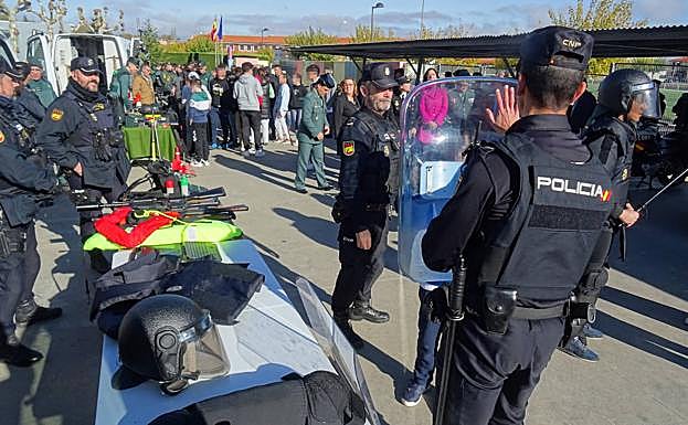 Las redes sociales y el acoso encabezan la prevención policial en los colegios 