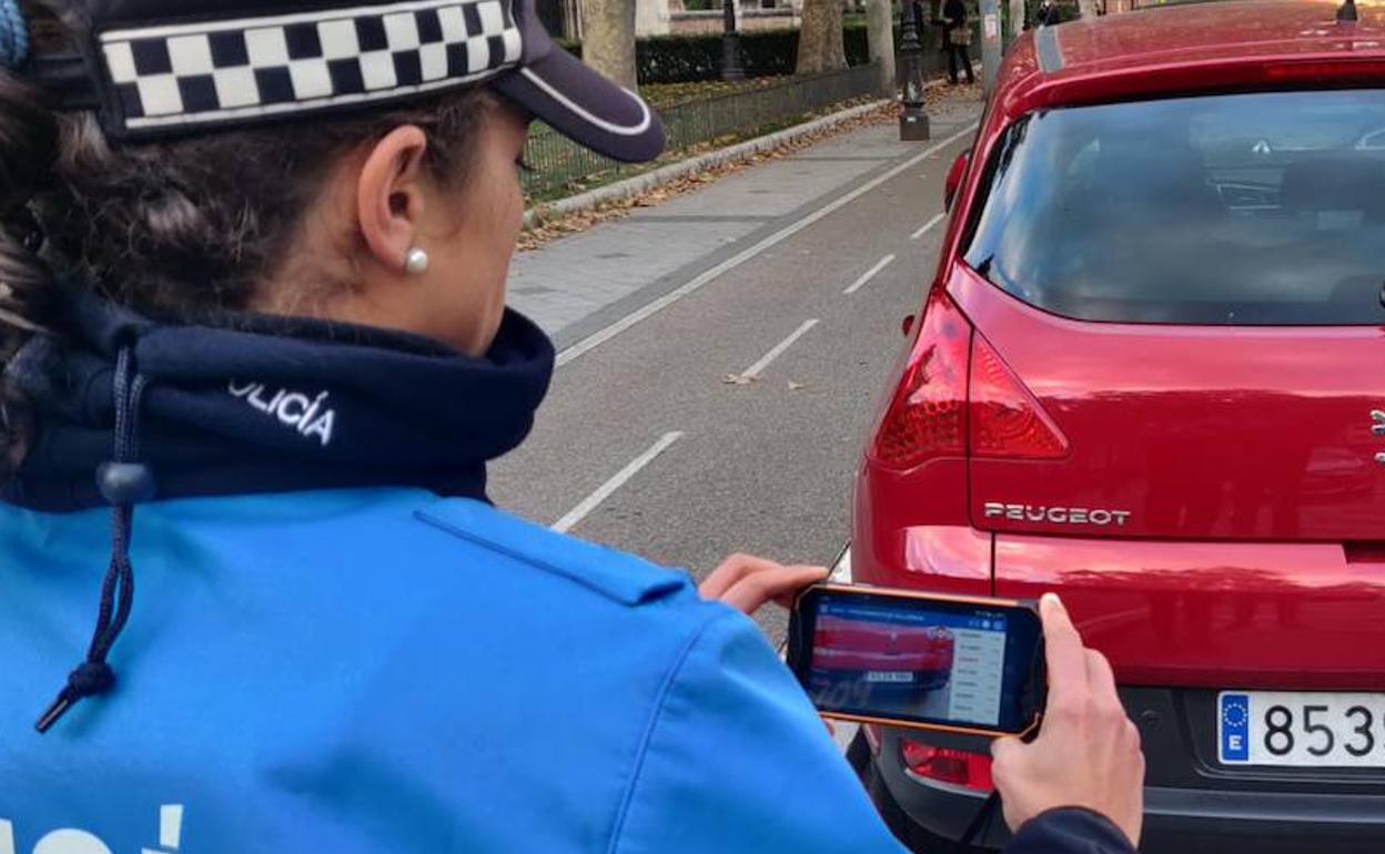 Agente de la Policía identificando una matrícula con un lector.