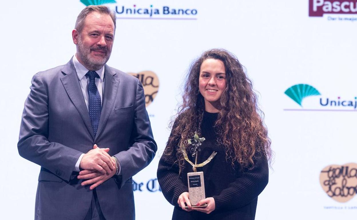 El director de El Norte, Ángel Ortiz, entregó el Premio Juventud a Sandra López. 