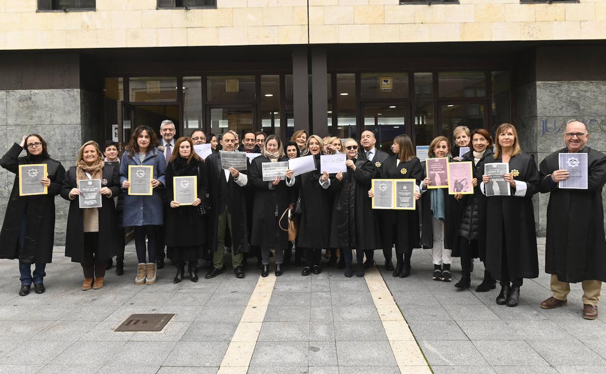 Concentración en la puerta de los juzgados de los letrados de Justicia.