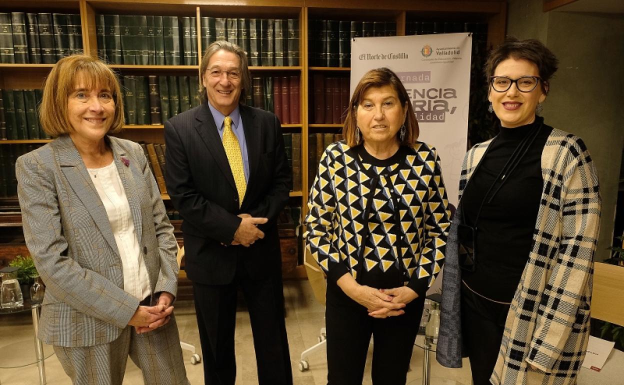 Rosa Gil, Miguel Pérez, Victoria Soto y Jezabel Lucas, al inicio del encuentro en El Norte de Castilla 