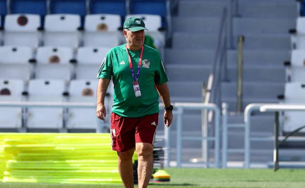 El 'Tata' Martino, en un entrenamiento de la selección mexicana.