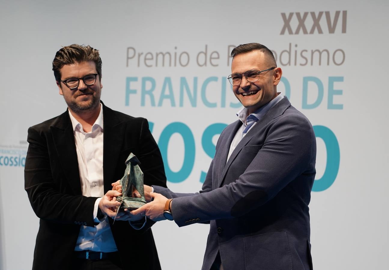 Los periodistas de El Norte de Castilla, Rodrigo Ucero y Marco Alonso, recogen el premio en la modalidad digital.