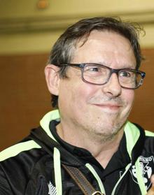 Imagen secundaria 2 - Félix Martín, los asistentes ovacionando al homenajeado y Esteban, el actual tesorero del club